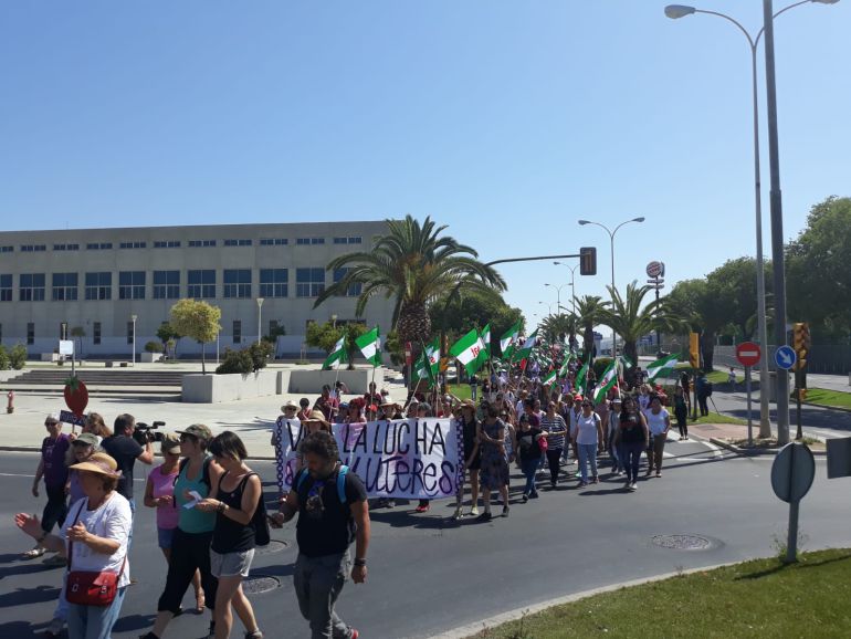 Unas mil personas gritan en Huelva 'fresas sí, pero con derechos'