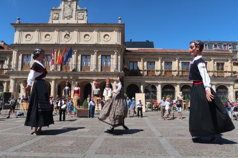 La Plaza de San Marcelo acogió la presentación de los tradicionales gigantes y cabezudos
