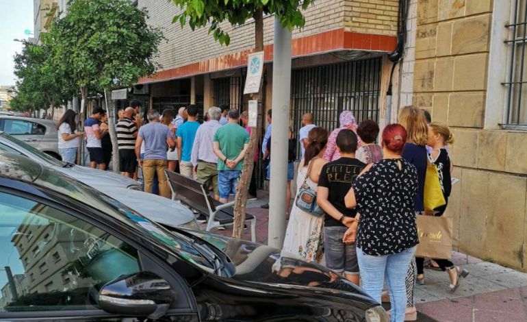 Ciudadanos esperan la expedición del DNI en las oficinas policiales de la Avenida Fuerzas Armadas de Algeciras