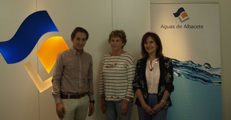 Firma del convenio de colaboración entre Aguas de Albacete y Manos Unidas
