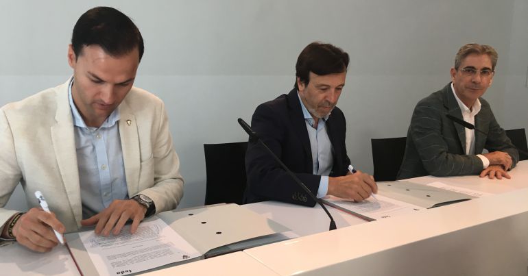 Firma del convenio entre FEDA y el Albacete Balompié