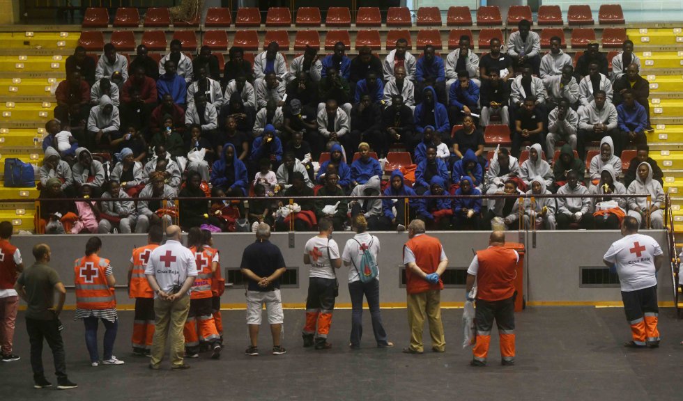 Voluntarios de Cruz Roja ofreciendo información a los inmigrantes acogidos provisionalmente en el Polideportivo Vista Alegre