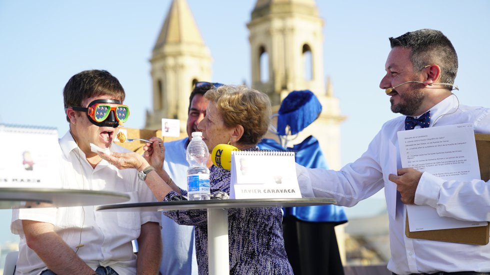 Luci Vera da de comer a Javier Caravaca en un momento de la primera prueba de la final Luci Vera da de comer a Javier Caravaca en un momento de la primera prueba de la final