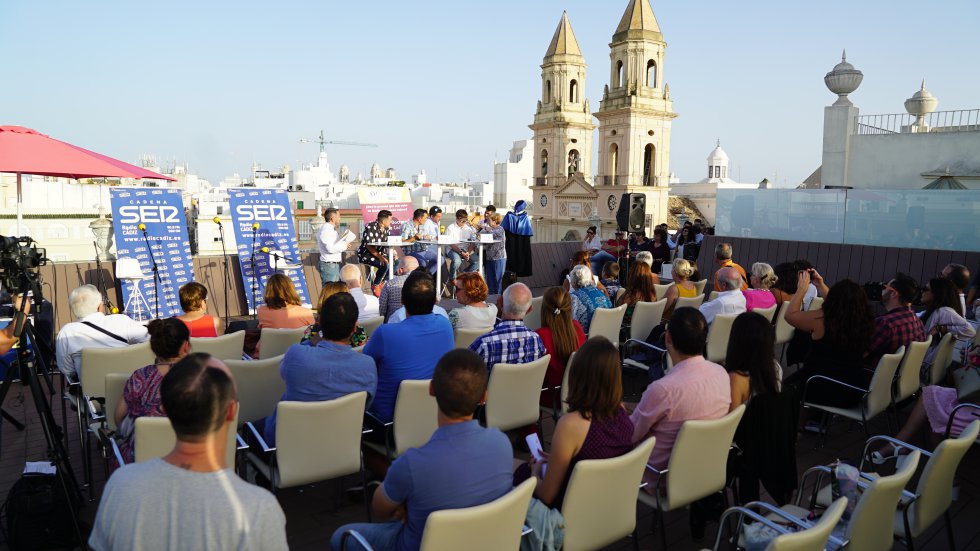 Las torres de la Iglesia de San Antonio asisten a la final del Doctorado Honoris Cádiz desde la azotea de la Fundación Cajasol Las torres de la Iglesia de San Antonio asisten a la final del Doctorado Honoris Cádiz desde la azotea de la Fundación Cajasol