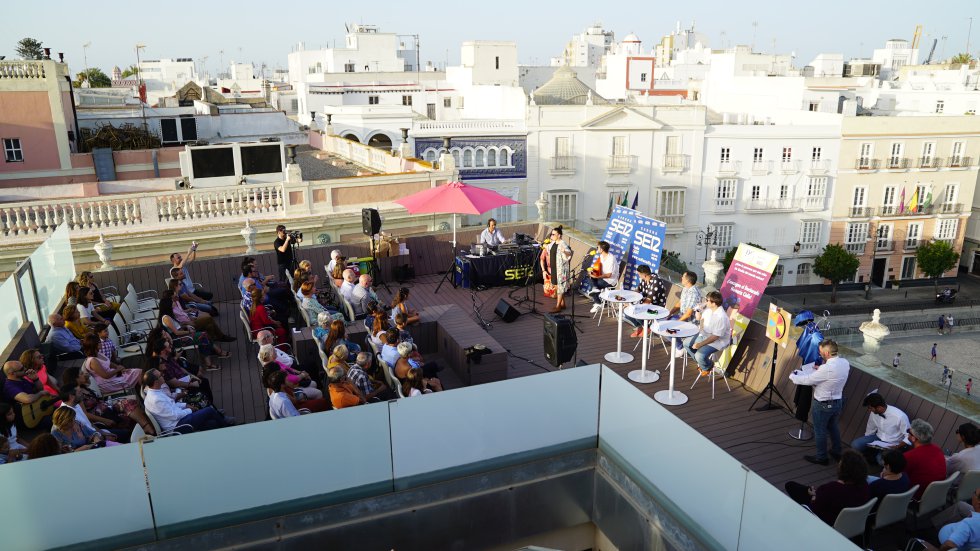 La final del Doctorado Honoris Cádiz se realizó desde la azotea de la Fundación Cajasol con impresionantes vistas del casco antiguo La final del Doctorado Honoris Cádiz se realizó desde la azotea de la Fundación Cajasol con impresionantes vistas del casco antiguo