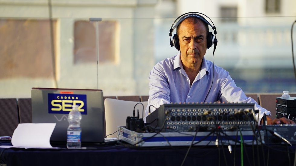 El jefe técnico de Radio Cádiz, Mario Paramio, supervisó el complejo montaje y realización técnica de la final del Doctorado Honoris Cádiz El jefe técnico de Radio Cádiz, Mario Paramio, supervisó el complejo montaje y realización técnica de la final del Doctorado Honoris Cádiz