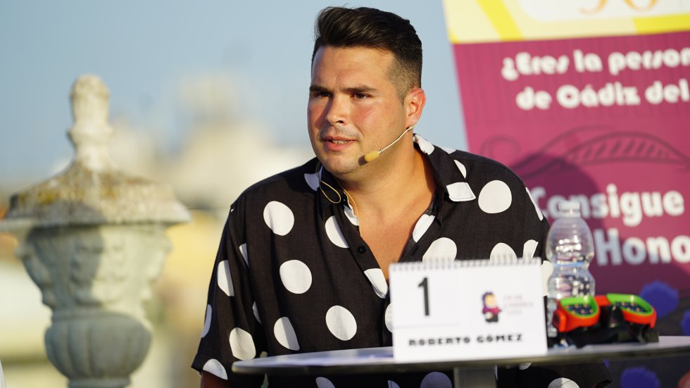 Roberto Gómez, con camisa de lunares de Jaleo Shirt, volvió a demostrar en la final del Doctorado Honoris Cádiz un gran nivel como hizo el año pasado y dejó momentos muy divertidos Roberto Gómez, con camisa de lunares de Jaleo Shirt, volvió a demostrar en la final del Doctorado Honoris Cádiz un gran nivel como hizo el año pasado y dejó momentos muy divertidos
