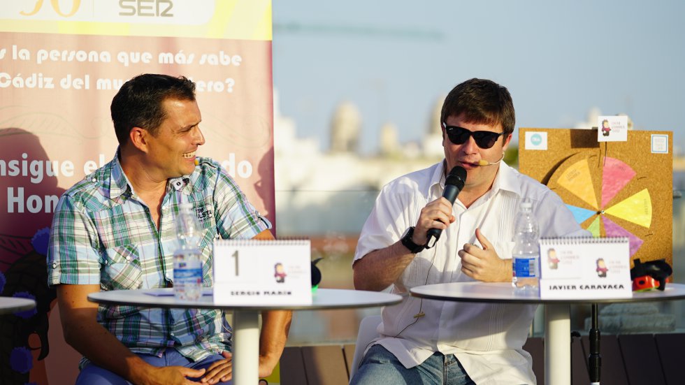 Sergio Marín, con camisa de cuadros, y Javier Caravaca, con guayabera blanca, en un momento de la final, durante la prueba de la ruleta del Doctorado Honoris Cádiz Sergio Marín, con camisa de cuadros, y Javier Caravaca, con guayabera blanca, en un momento de la final, durante la prueba de la ruleta del Doctorado Honoris Cádiz