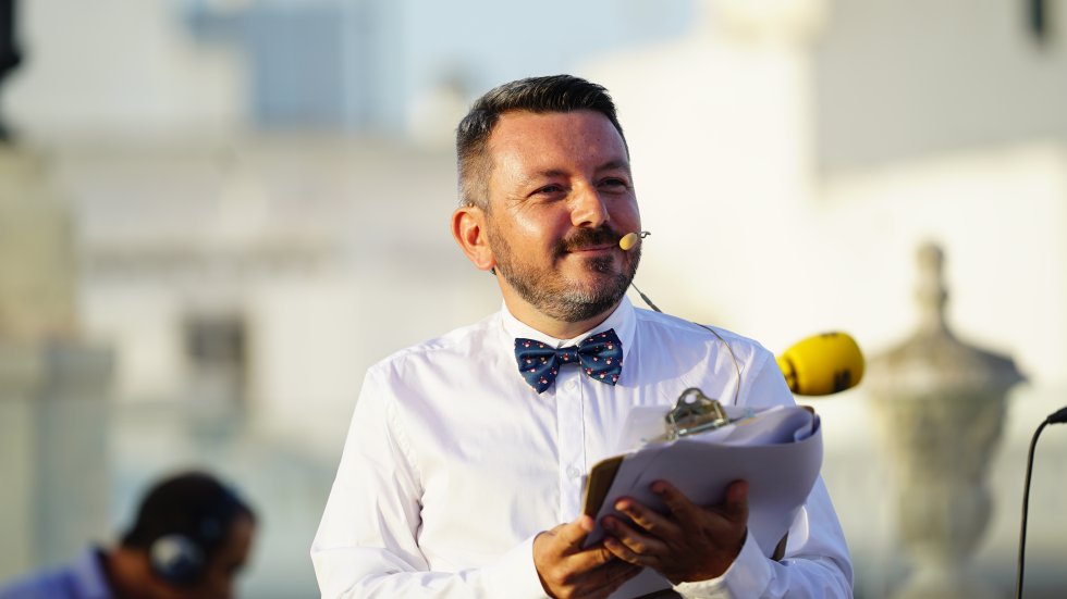 Pedro Espinosa sonríe a los concursantes en el arranque de la final del Doctorado Honoris Cádiz, que remataba aquí su tercera temporada Pedro Espinosa sonríe a los concursantes en el arranque de la final del Doctorado Honoris Cádiz, que remataba aquí su tercera temporada