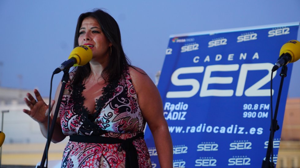 Milián Oneto cantó para el público en uno de los momentos más emotivos de la final del Doctorado Honoris Cádiz Milián Oneto cantó para el público en uno de los momentos más emotivos de la final del Doctorado Honoris Cádiz