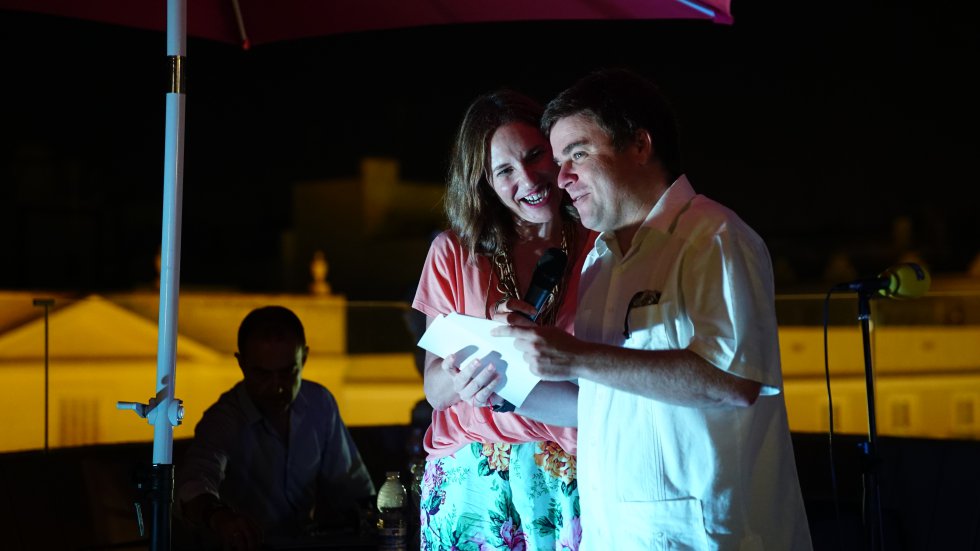 La directora de Radio Cádiz, Lourdes Acosta, lee junto al tercer clasificado, Javier Caravaca, su listado de premios La directora de Radio Cádiz, Lourdes Acosta, lee junto al tercer clasificado, Javier Caravaca, su listado de premios