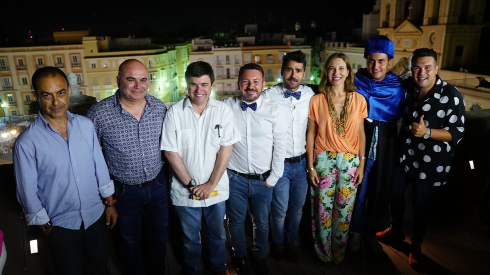 El equipo de Radio Cádiz y los concursantes, junto a David Navarro, posan en la azotea de la Fundación Cajasol El equipo de Radio Cádiz y los concursantes, junto a David Navarro, posan en la azotea de la Fundación Cajasol