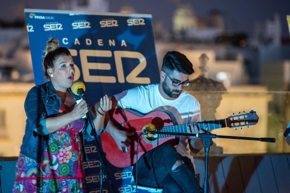 Carmen Jiménez Barea y Víctor Aguilar emocionaron al interpretar el precioso pasodoble de Los Prisioneros dedicado a la maternidad Carmen Jiménez Barea y Víctor Aguilar emocionaron al interpretar el precioso pasodoble de Los Prisioneros dedicado a la maternidad