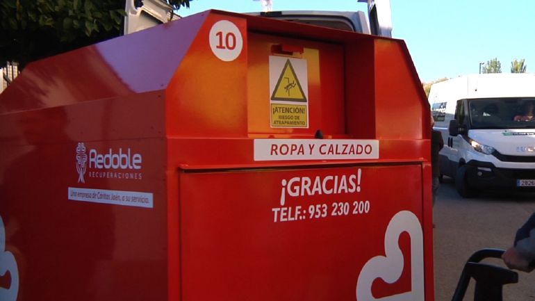 Cáritas Diocesana Contenedores Rojos Caritas Caritas Venta De Ropa