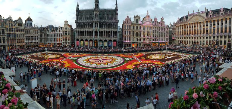Panorámica de la alfombra floral de este año instalada en la Grand Place de Bruselas.