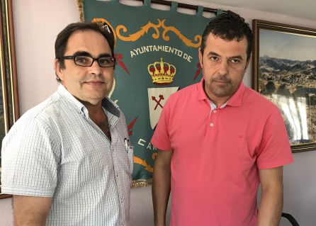 El alcalde y el presidente de las asociaciones de apicultores de León y Bierzo