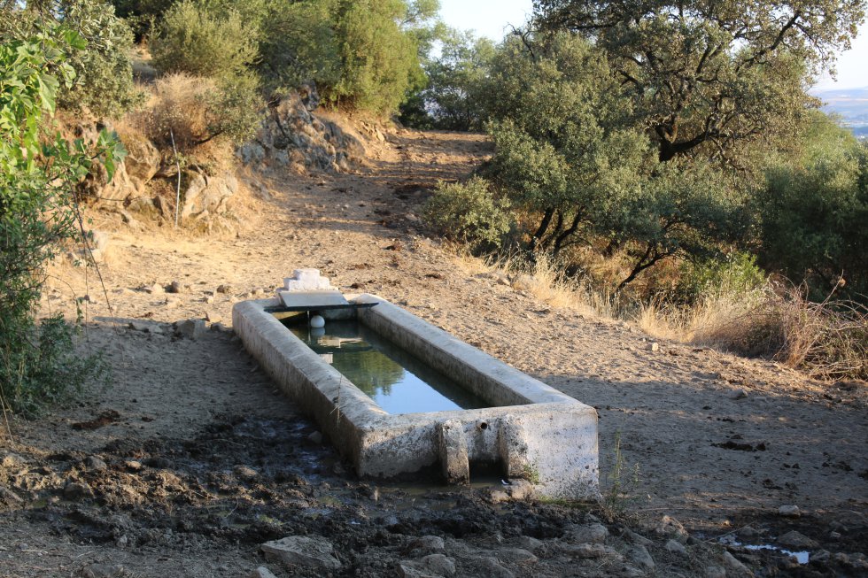 Abrevadero para ganado en uno de los senderos que conducen a la sierra Abrevadero para ganado en uno de los senderos que conducen a la sierra