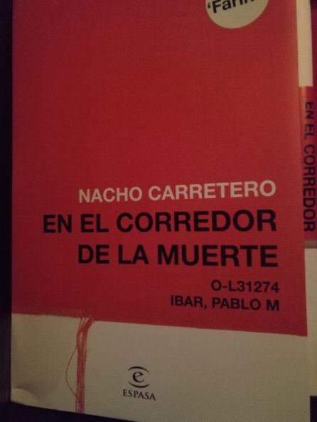 Las tapas del libro de Nacho Carretero son de color naranja, el mismo que el buzo que visten los reos en el corredor de la muerte