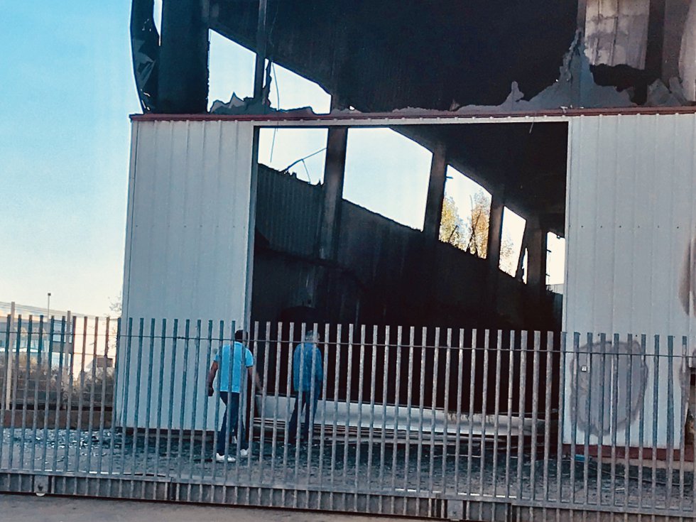 Los propietarios desolados a las puertas de un negocio destruido Los propietarios desolados a las puertas de un negocio destruido