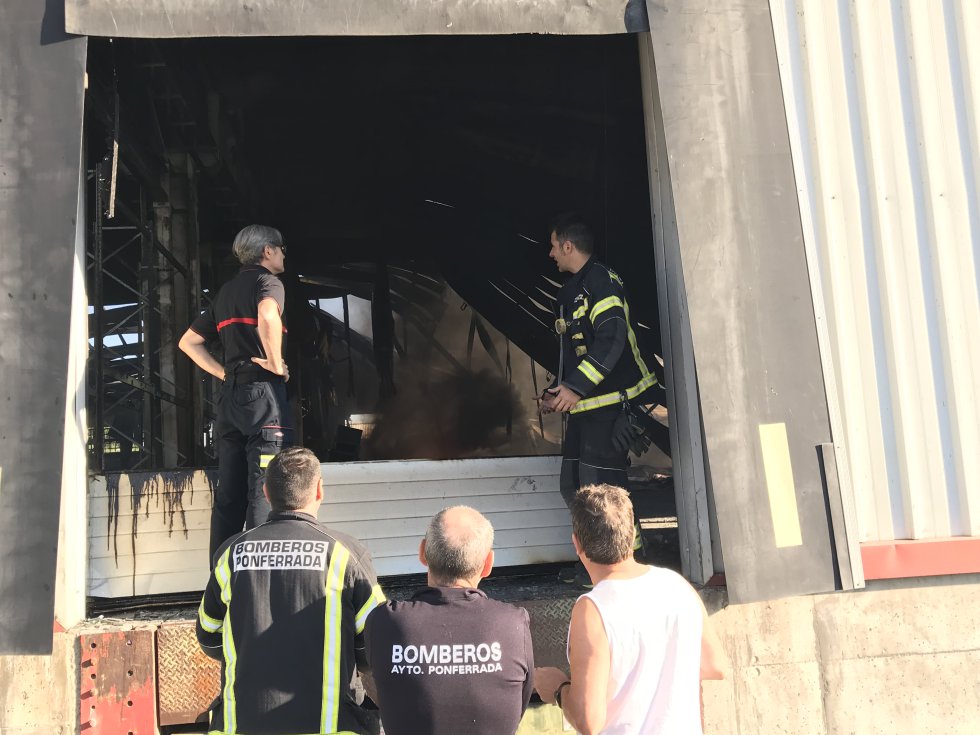Los bomberos controlan las zonas colapsadas Los bomberos controlan las zonas colapsadas