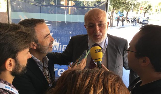 El presidente de Mercadona, Juan Roig, atendiendo a los medios de comunicación antes del acto en Barcelona a favor del corredor mediterráneo