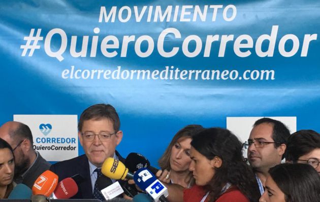 El president de la Generalitat, Ximo Puig, atendiendo a los medios de comunicación al finalizar el acto a favor del corredor mediterráneo