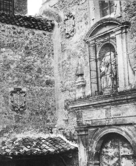 Portada del convento con la imagen de San José decapitada.