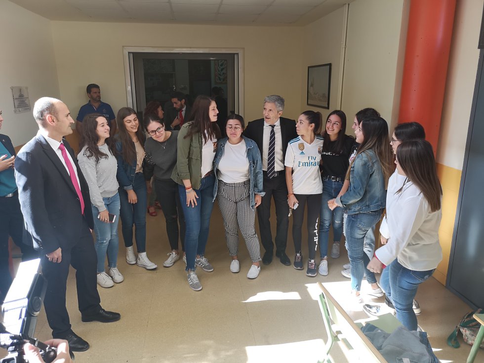 La visita de Marlaska al instituto de Las Pedroñeras en imágenes