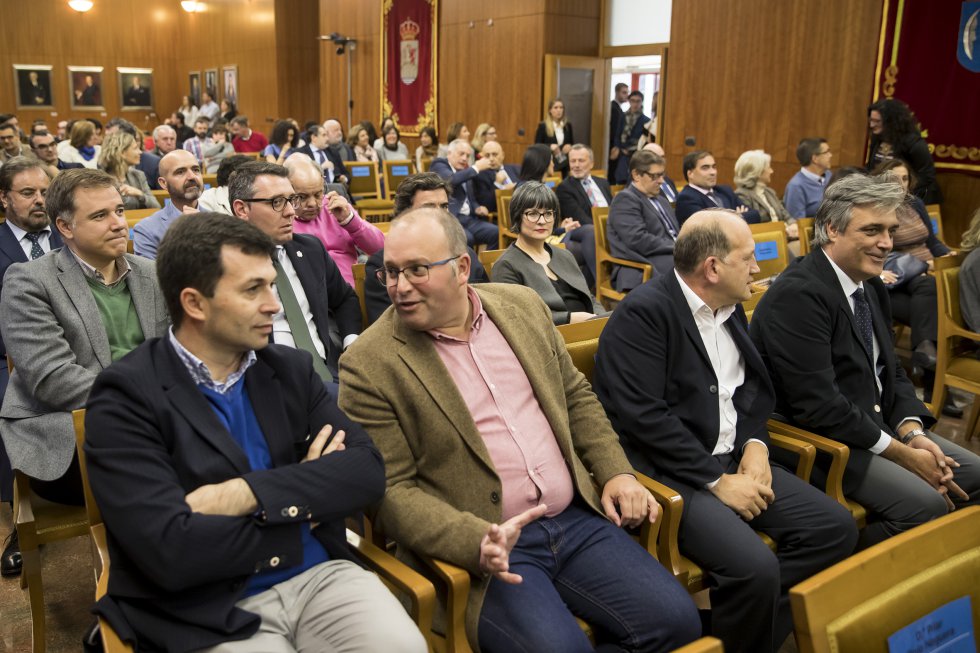 El secretario general del PPdeG, Miguel Tellado, charla con el secretario general del PSdeG, Gonzalo Caballero. El secretario general del PPdeG, Miguel Tellado, charla con el secretario general del PSdeG, Gonzalo Caballero.