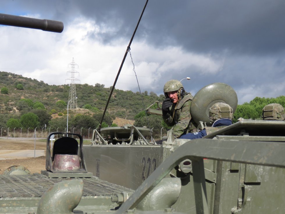 Personal militar de la base manejando uno de los vehículos de transporte Personal militar de la base manejando uno de los vehículos de transporte