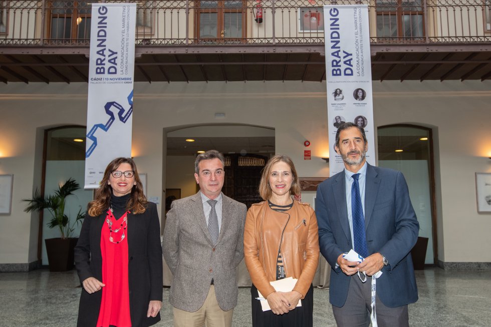 La delegada de la Zona Franca, Victoria Rodríguez; el rector de la UCA, Eduardo González Mazo; la directora de Radio Cádiz, Lourdes Acosta, y el Director de Área Cádiz-Bahía de Unicaja Banco, Francisco Javier Venzala La delegada de la Zona Franca, Victoria Rodríguez; el rector de la UCA, Eduardo González Mazo; la directora de Radio Cádiz, Lourdes Acosta, y el Director de Área Cádiz-Bahía de Unicaja Banco, Francisco Javier Venzala