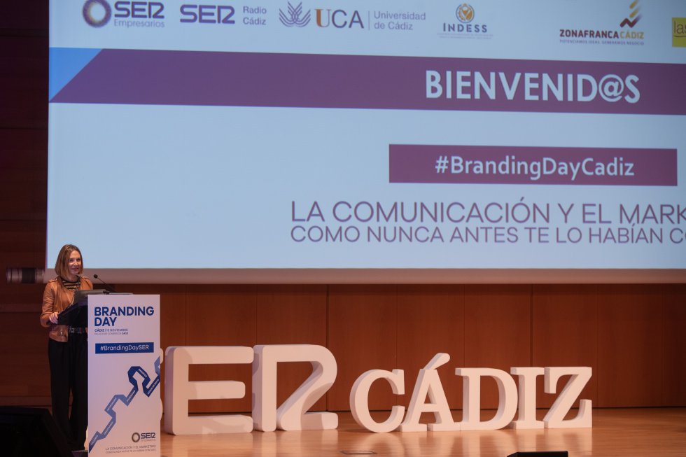 La directora del grupo de emisoras de la SER en Cádiz, Lourdes Acosta, inaugura la jornada La directora del grupo de emisoras de la SER en Cádiz, Lourdes Acosta, inaugura la jornada
