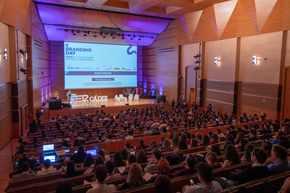 El público llenó el aforo del Palacio de Congresos de Cádiz El público llenó el aforo del Palacio de Congresos de Cádiz