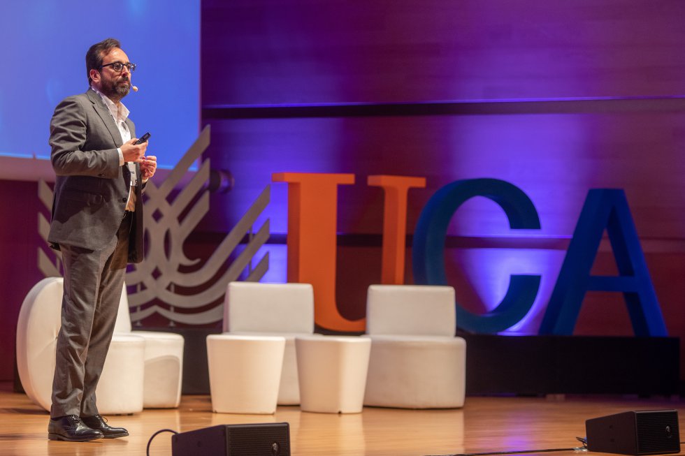 Eduardo Esparza, Director General de Affinion Spain, durante su conferencia "Fidelización de clientes: lo que vale y lo que no" Eduardo Esparza, Director General de Affinion Spain, durante su conferencia "Fidelización de clientes: lo que vale y lo que no"