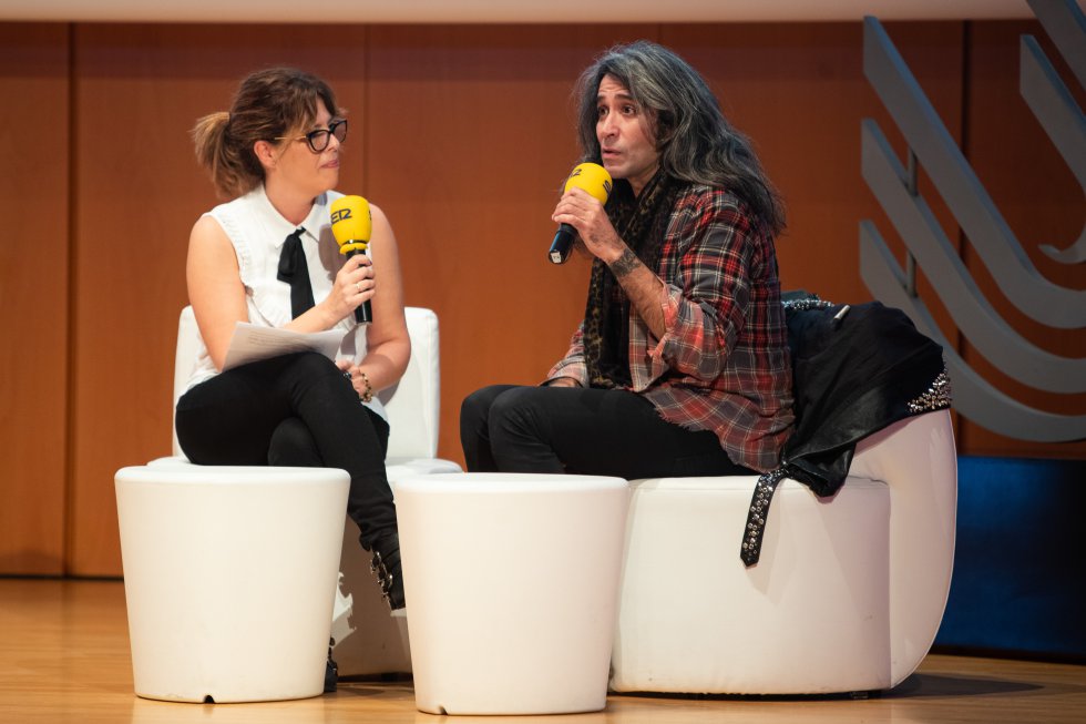 La periodista Ana Candón entrevista a Mario Vaquerizo, Mánager, escritor, cantante y colaborador de radio y televisión La periodista Ana Candón entrevista a Mario Vaquerizo, Mánager, escritor, cantante y colaborador de radio y televisión