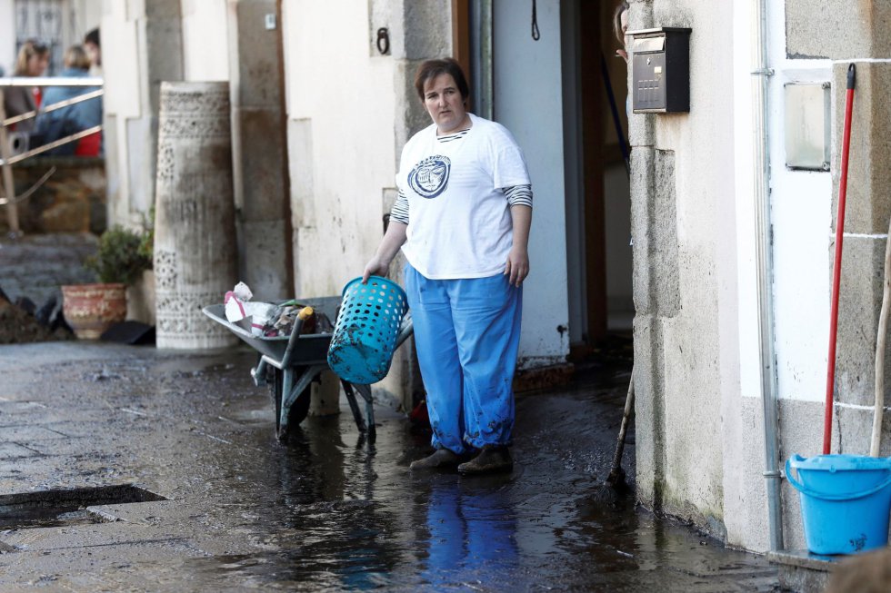 El centro integrado de atención a las emergencias de Galicia gestionó dos decenas de incidencias causadas por la inesperada tromba de agua que afectó a la localidad lucense de Viveiro y que se cobró una víctima mortal, una anciana de 83 años. El centro integrado de atención a las emergencias de Galicia gestionó dos decenas de incidencias causadas por la inesperada tromba de agua que afectó a la localidad lucense de Viveiro y que se cobró una víctima mortal, una anciana de 83 años.