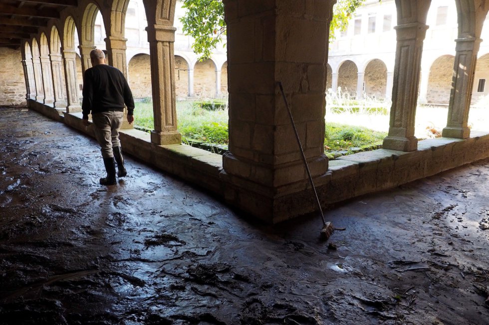 Fotografía del claustro del monasterio de Valdeflores en el barrio de Xunqueiras (Galicia). Fotografía del claustro del monasterio de Valdeflores en el barrio de Xunqueiras (Galicia).