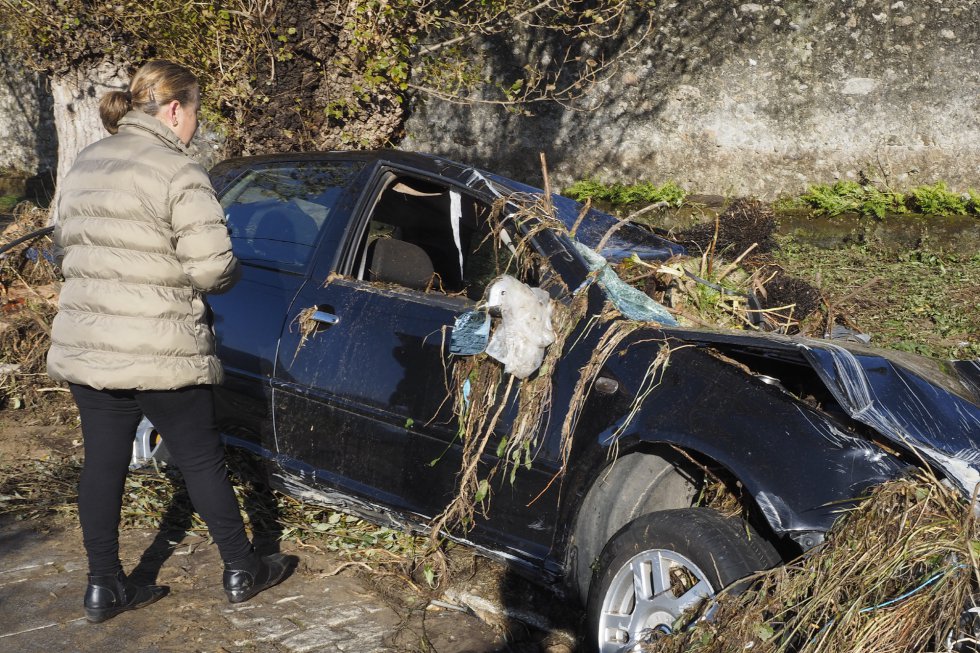 Un coche es destrozado en Viveiro (Lugo) a consecuencia de una trombra de agua, que también ha provocado la muerte de una mujer de 83 años en la localidad. Un coche es destrozado en Viveiro (Lugo) a consecuencia de una trombra de agua, que también ha provocado la muerte de una mujer de 83 años en la localidad.