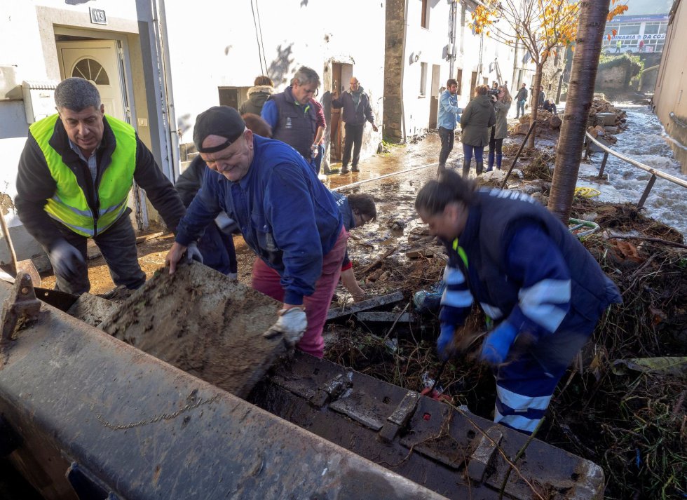 Operarios retiran los restos de lodo y árboles desplazados por la riada que afectó a Viveiro. Operarios retiran los restos de lodo y árboles desplazados por la riada que afectó a Viveiro.