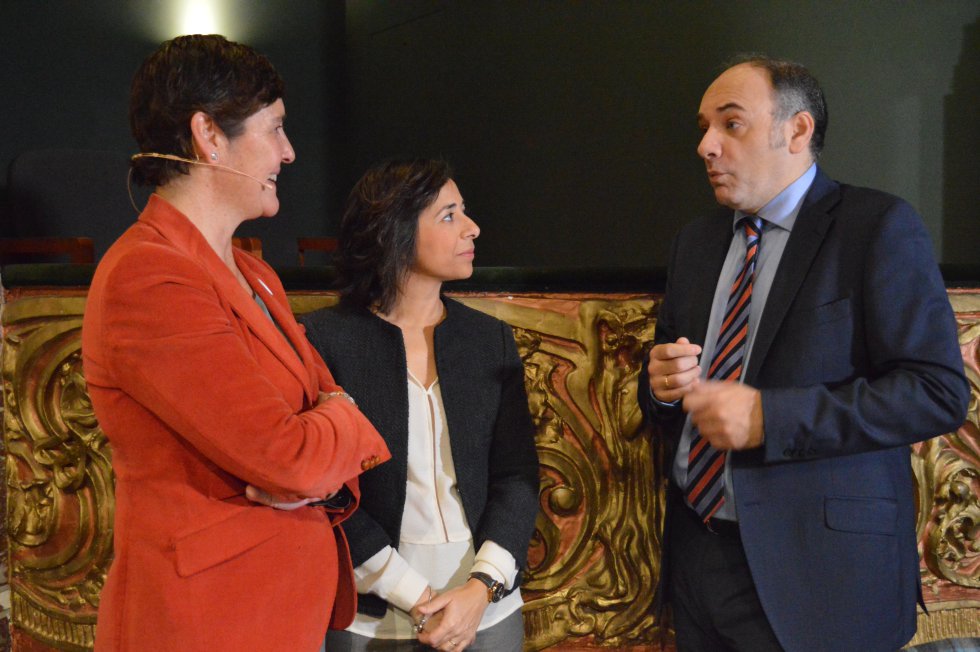 Alejando Martínez, Gotzone Zaldumbide del Ayuntamiento de Bilbao y Leyre Madariaga, Directora de Relaciones Exteriores del Gobierno vasco Alejando Martínez, Gotzone Zaldumbide del Ayuntamiento de Bilbao y Leyre Madariaga, Directora de Relaciones Exteriores del Gobierno vasco