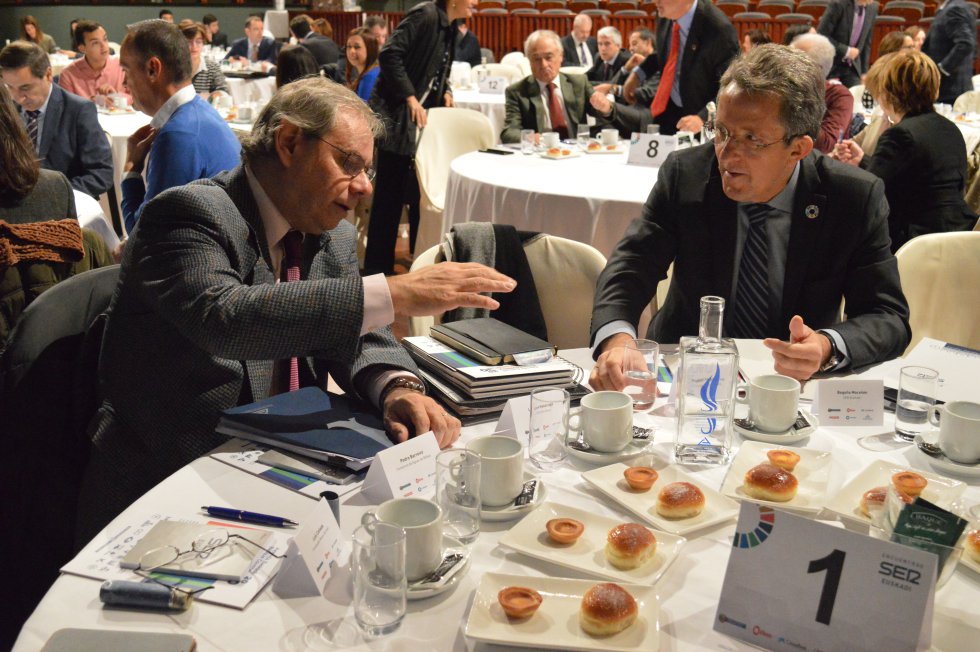 Pedro Barreiro, Director General del Consorcio de Aguas de Bilbao y Ángel Pes, Presidente de la Red Española del Pacto Mundial de CaixaBank Pedro Barreiro, Director General del Consorcio de Aguas de Bilbao y Ángel Pes, Presidente de la Red Española del Pacto Mundial de CaixaBank