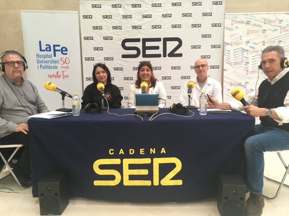 Amparo Arona, voluntaria de Mamás en acción, Dra. Mireia Prieto, especialista en Anatomía Patológica y Dr. José Pérez Calatayud jefe de Oncología Radioterapia Amparo Arona, voluntaria de Mamás en acción, Dra. Mireia Prieto, especialista en Anatomía Patológica y Dr. José Pérez Calatayud jefe de Oncología Radioterapia