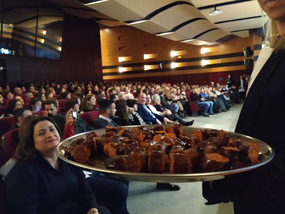 Antes de las guarrindongadas de David de Jorge el público pudo degustar chorizo de Espejo. Antes de las guarrindongadas de David de Jorge el público pudo degustar chorizo de Espejo.