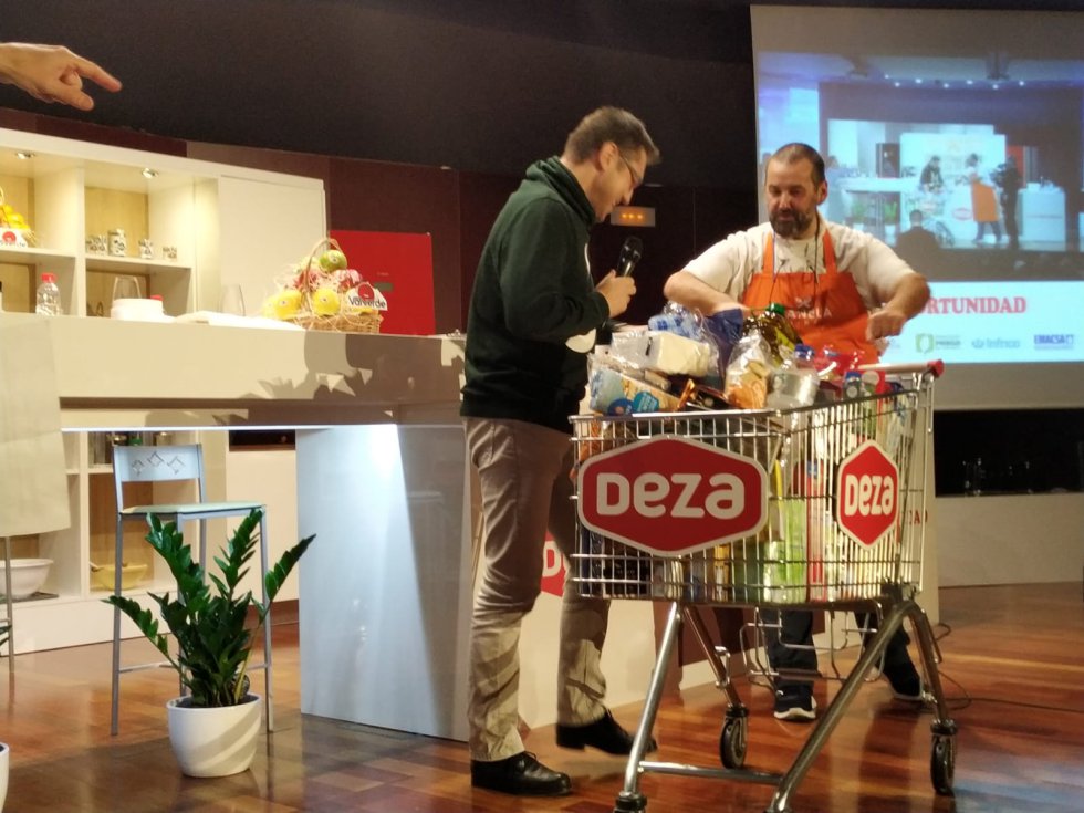 El premio de la noche, un carro de Deza repleto de productos, se lo llevó quien confesó un secreto culinario oculto poco apetecible, platano con ketchup y patatas fritas. El premio de la noche, un carro de Deza repleto de productos, se lo llevó quien confesó un secreto culinario oculto poco apetecible, platano con ketchup y patatas fritas.