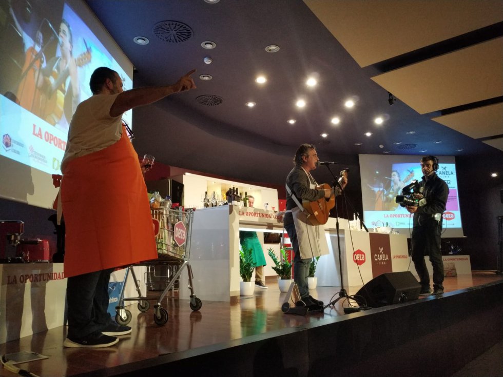 Pepe Begines se animó cantando la Historia de la Papa y Japón, por aclamación popular. Pepe Begines se animó cantando la Historia de la Papa y Japón, por aclamación popular.