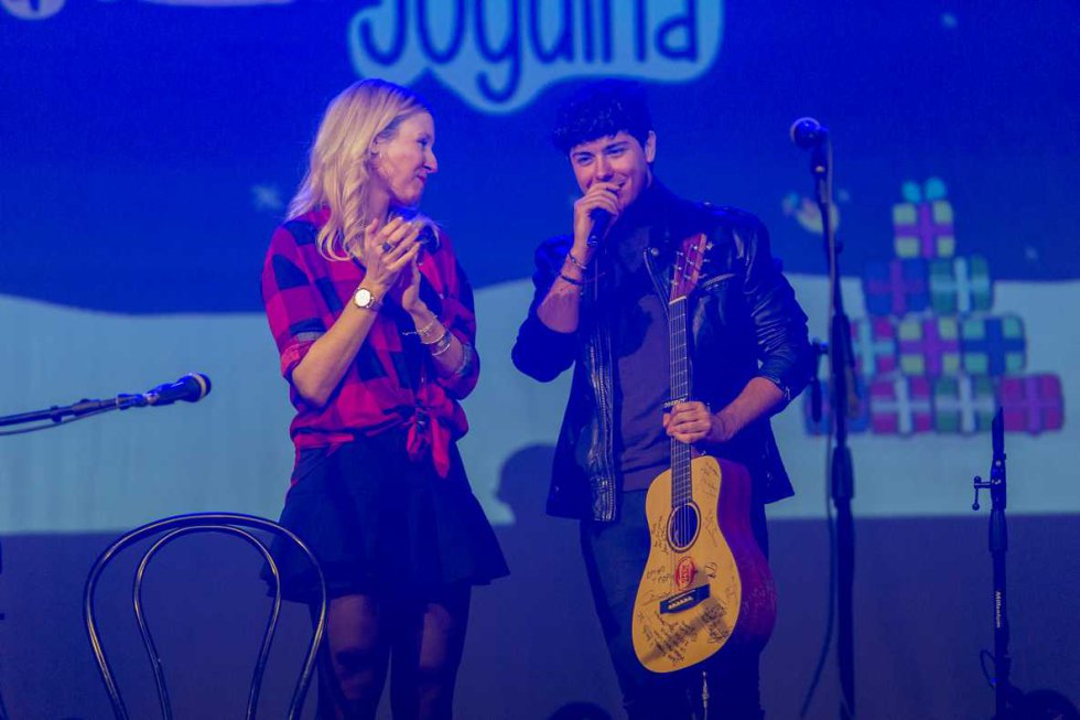 La presentadora del concert, Cristina Dalmau i l’Alfred amb la guitarra signada per tots els artistes i que es subhastarà al programa del proper 5 de gener La presentadora del concert, Cristina Dalmau i l’Alfred amb la guitarra signada per tots els artistes i que es subhastarà al programa del proper 5 de gener