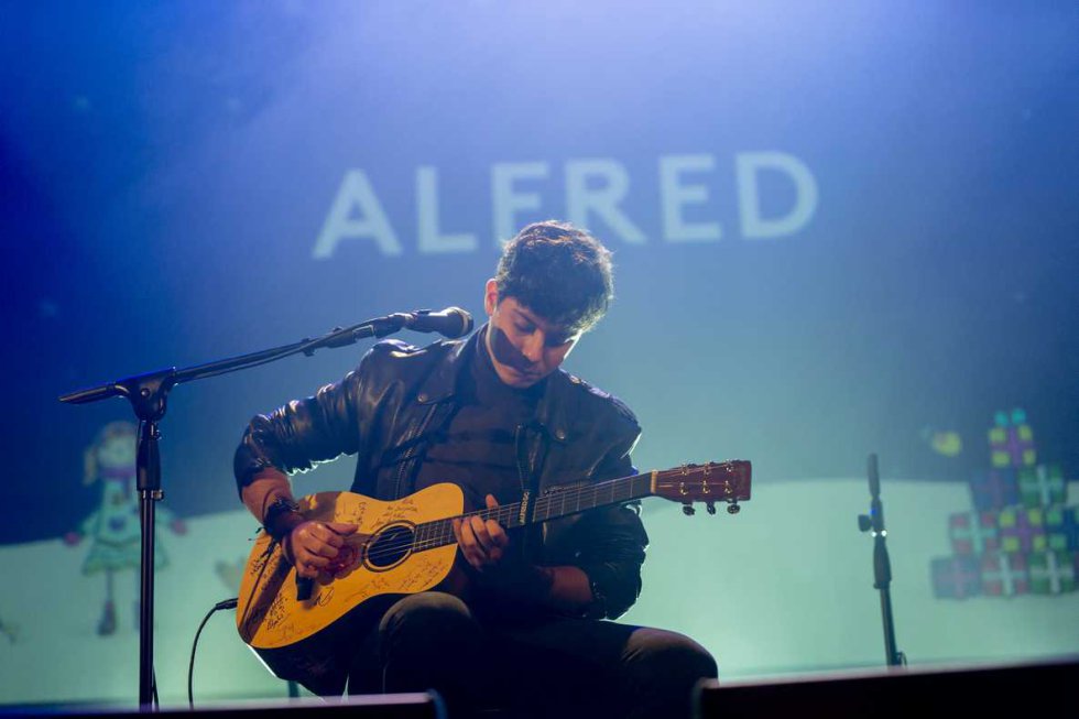 L’Alfred va actuar amb la guitarra signada per tots els artistes L’Alfred va actuar amb la guitarra signada per tots els artistes