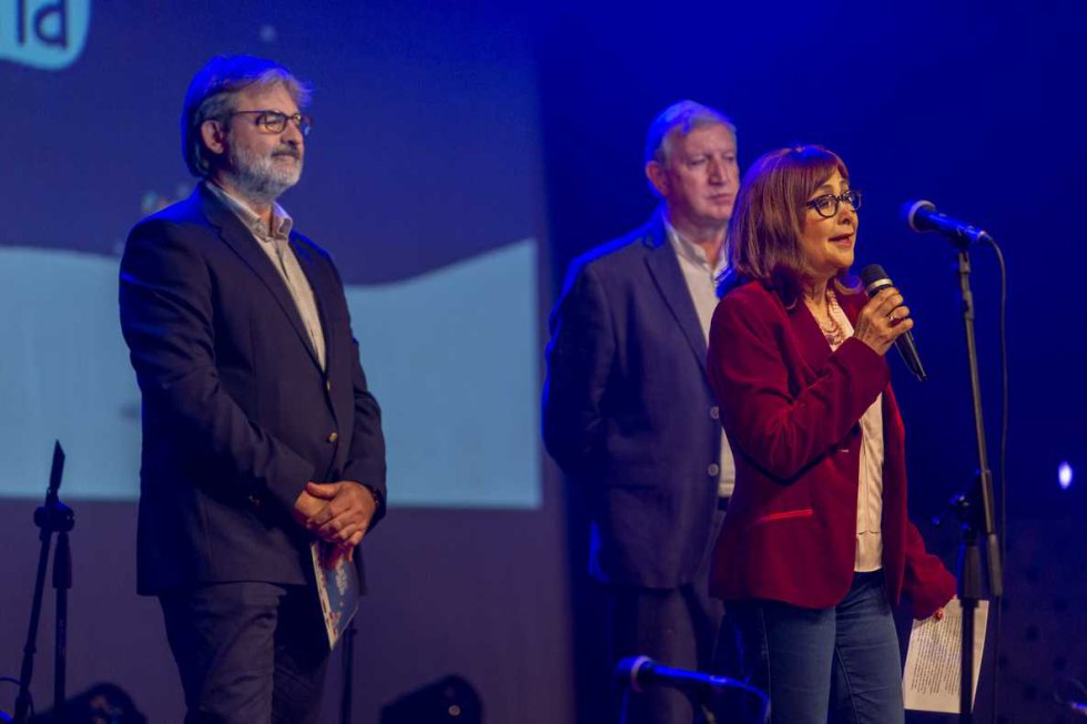 Rosa Badia, conductora de la gran subhasta del ‘Cap Nen Sense Joguina’, amb Jaume Serra, director de SER Catalunya i Manel Grau, president del Casino L’Aliança del Poblenou Rosa Badia, conductora de la gran subhasta del ‘Cap Nen Sense Joguina’, amb Jaume Serra, director de SER Catalunya i Manel Grau, president del Casino L’Aliança del Poblenou