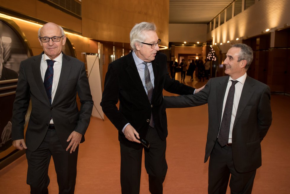 El director de la Cadena SER en Galicia, Mario Moreno, saluda al presidente del TSXG, Miguel Ángel Cadenas, y al fiscal superior de Galicia, Fernando Suanzes. El director de la Cadena SER en Galicia, Mario Moreno, saluda al presidente del TSXG, Miguel Ángel Cadenas, y al fiscal superior de Galicia, Fernando Suanzes.