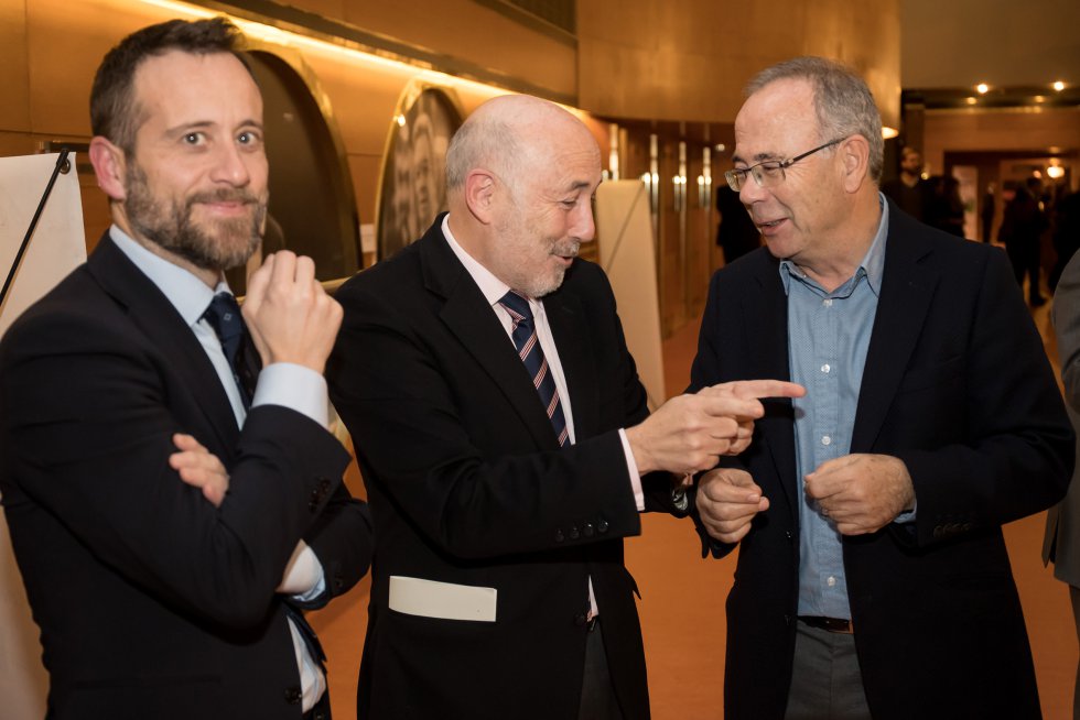 El delegado del gobierno, Javier Losada, y su jefe de prensa con el candidato socialista en Santiago, Xosé Sánchez Bugallo. El delegado del gobierno, Javier Losada, y su jefe de prensa con el candidato socialista en Santiago, Xosé Sánchez Bugallo.